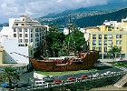 Das nachgebaute Flagschiff des Christoph Kolumbus, die Santa Maria, in Santa Cruz am, Placeta de Borrero, ist ein Museum. : Schiff, Museum